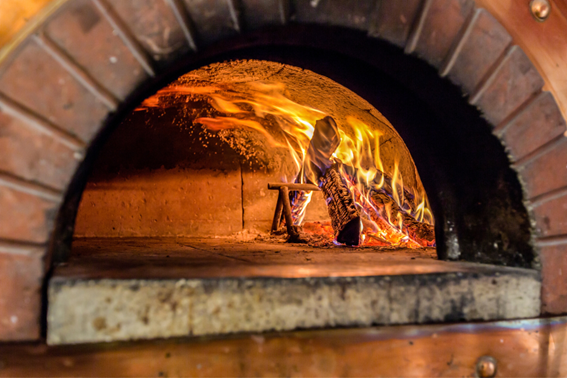 Discover the advantages of cooking in a wood oven